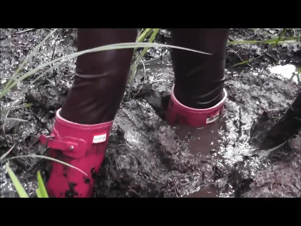 muddy-fun-in-wetlook-leggings-and-hunter