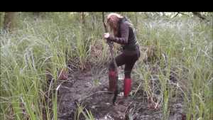 muddy-fun-in-wetlook-leggings-and-hunter