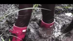 muddy-fun-in-wetlook-leggings-and-hunter