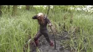 muddy-fun-in-wetlook-leggings-and-hunter